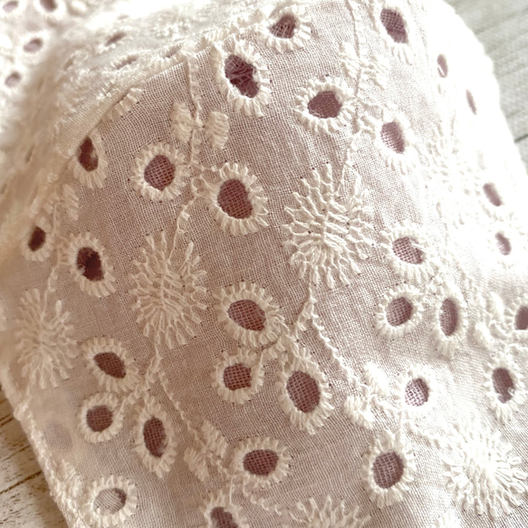 立体布マスク　A-7 白花柄透かしコットンレース×くすみラベンダー・ダブルガーゼ生地　Mサイズ　ハンドメイド 3枚目の画像