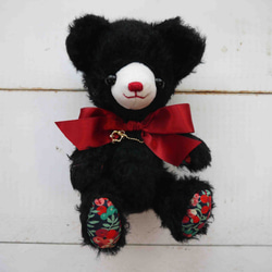 アーティストベア　くまくろ。さま　フード付きコートの黒くまくん　作家ぬいぐるみ 黒と赤のくまさん ぬいぐるみ HaruKuma* 通販 10506746｜Creema(クリーマ)