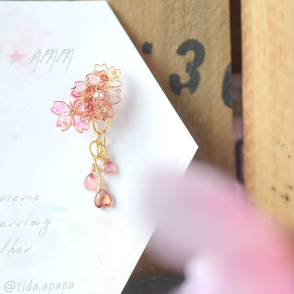 【再販１】【ﾚｼﾞﾝ×ﾜｲﾔｰ】“SAKURAiroｼﾘｰｽﾞ”　-桜人の願いｺﾞｰﾙﾄﾞ- レジンピアス/イヤリング 5枚目の画像