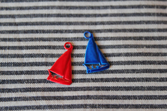フランスヴィンテージ エナメルのチャーム ヨット*赤&青*2個セット 2枚目の画像