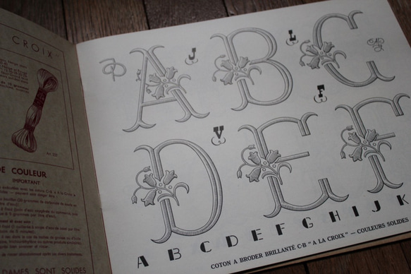 フランス アルファベット、モノグラムの刺繍図案集 2枚目の画像