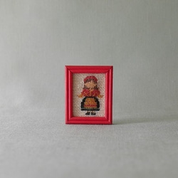 ミニチュア　刺繍フレーム～女の子 1枚目の画像