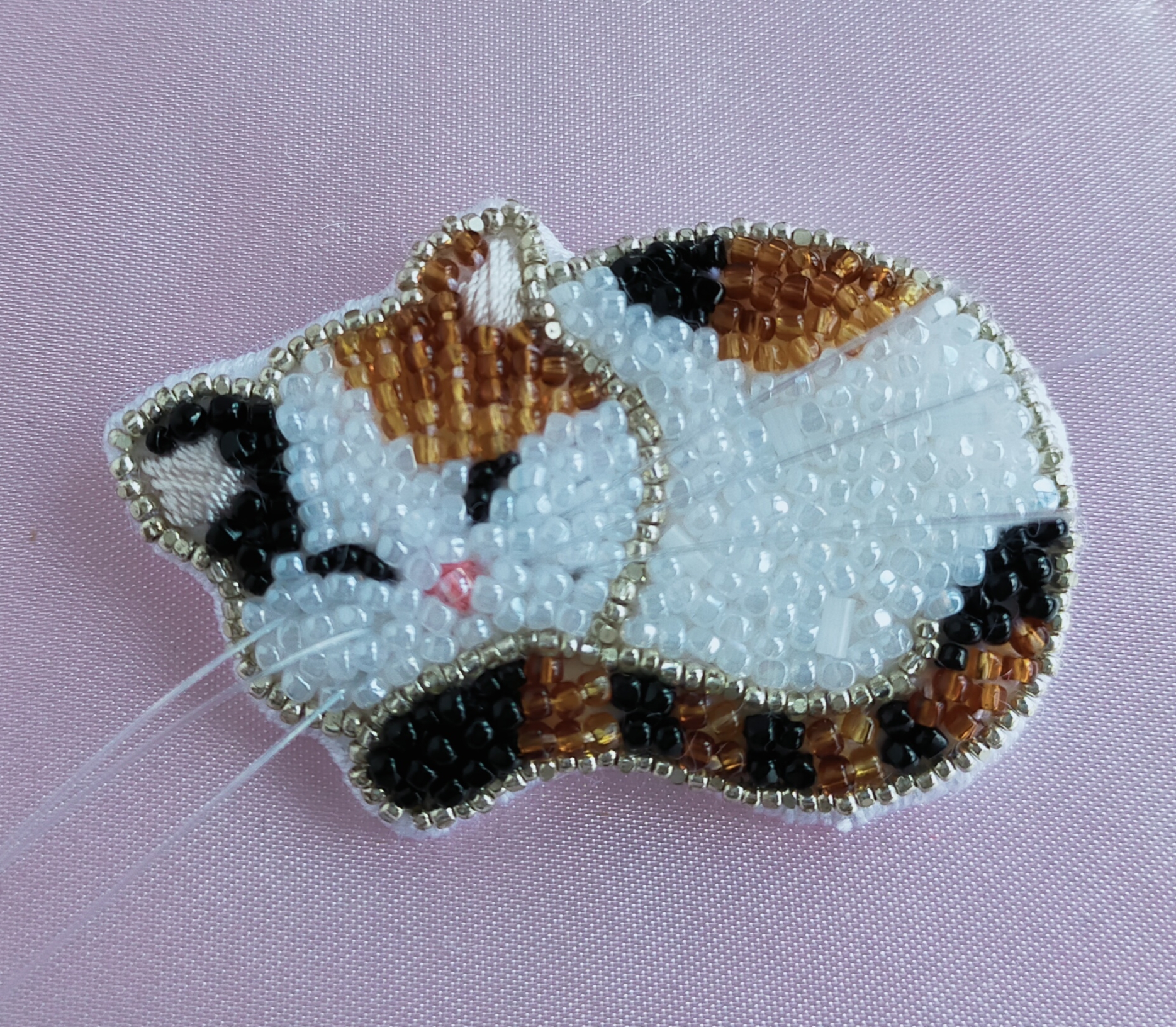 刺繍　ブローチ　ビーズ　猫　浴衣　ハンドメイド 黒ねこのビーズ刺繍ブローチ | Usamaki