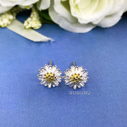 白いデイジー 銀 可愛いフラワー シンプルなピアス(二重タイプ