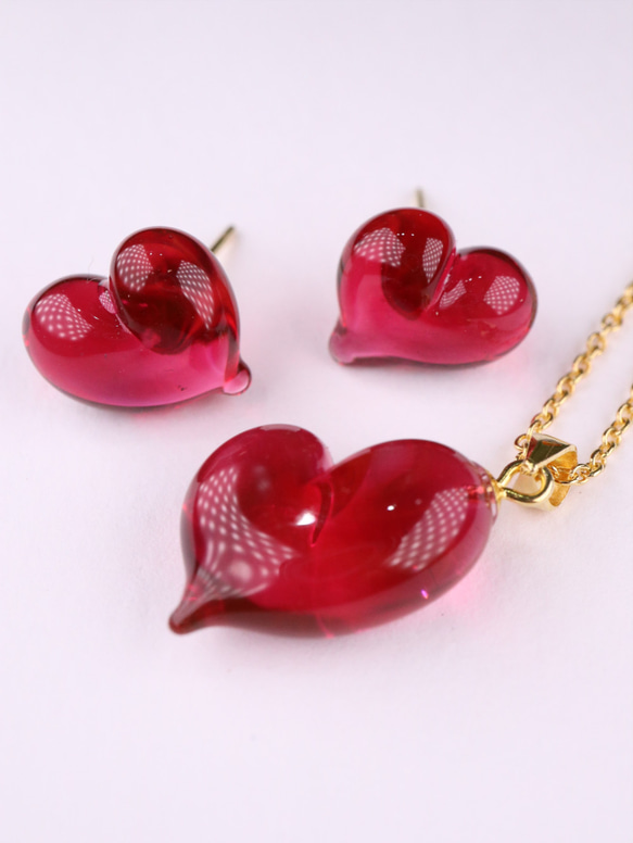 CUORE - 燈工心形紅寶玻璃耳環 Lampwork ruby glass heart stud earrings 第3張的照片