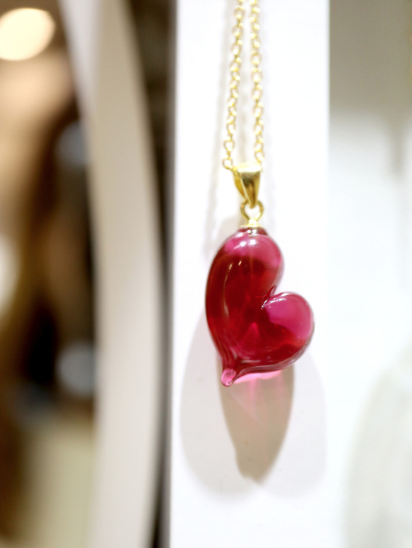 CUORE - 燈工心形紅寶玻璃項鍊 Lampwork ruby glass heart stud necklace 第1張的照片