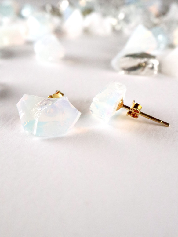 STAR STONE - OPAL 水晶玻璃耳環 Raw crystal glass stud earrings 第1張的照片