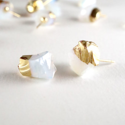 STAR STONE - OPAL+GOLD Raw glass stud earrings 1枚目の画像