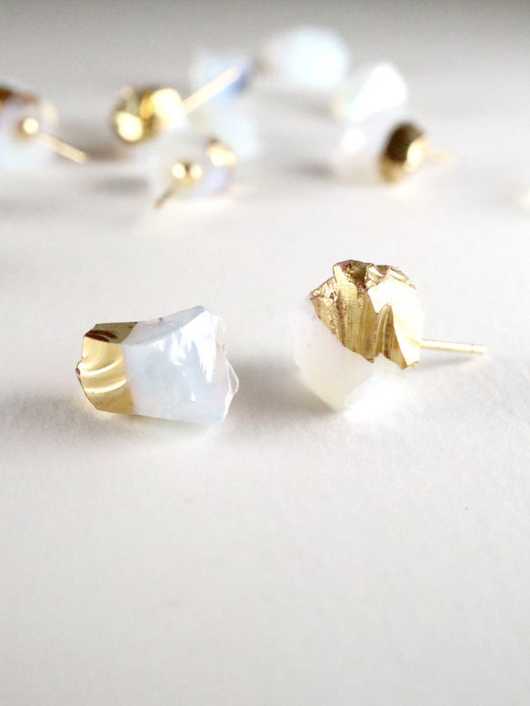 STAR STONE - OPAL+GOLD Raw glass stud earrings 1枚目の画像