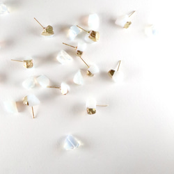STAR STONE - OPAL+GOLD Raw glass stud earrings 2枚目の画像