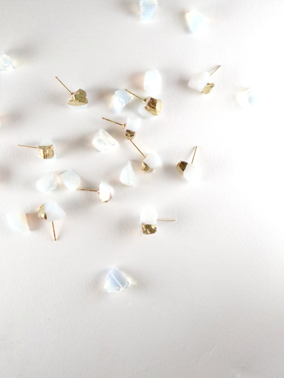 STAR STONE - OPAL+GOLD Raw glass stud earrings 2枚目の画像