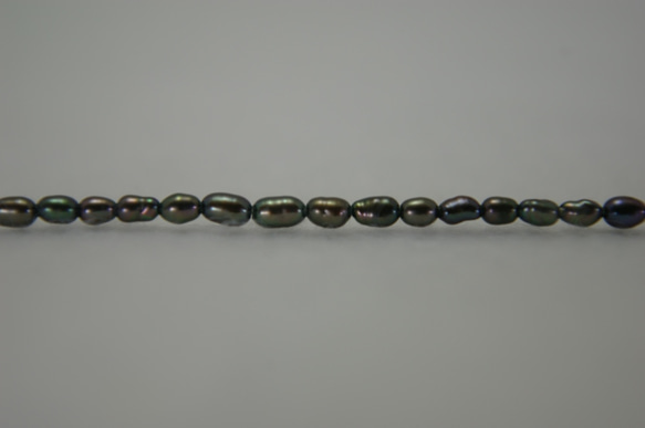 淡水パール　ライス(細長い型)　 ブラック  2〜2.5×3〜4mm  B級品 商品番号3402B 1枚目の画像