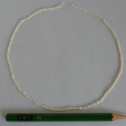 淡水パール　ライス(細長い型) ホワイト 2×3-4mm C級品  商品番号3102C 4枚目の画像