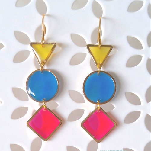クリアーな赤青黄＋△○□のピアス ピアス（フック・チェーン