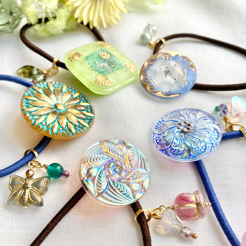 カラフルボタンのヘアアクセサリー チェコガラスボタンアクセサリー❁⃘*.ﾟ ヘアゴム eden 通販