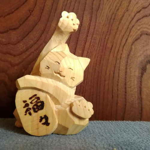 木彫りの招き猫（三毛猫）