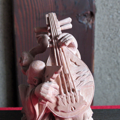 木彫りの琵琶法師(手のひらサイズ) その他置物 木彫りのいの 通販