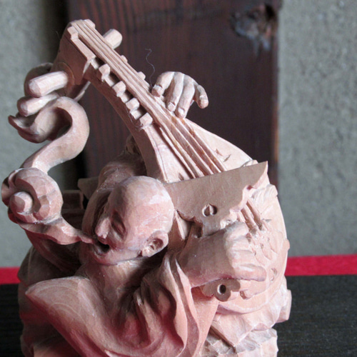 木製琵琶　ビワ　彫刻装飾付き　送料無料 木製琵琶 ビワ 彫刻装飾付き 送料無料 木製琵琶 ビワ 彫刻装飾付き