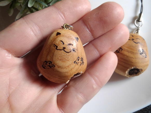 木彫りの『ねこ饅頭』ストラップ 3枚目の画像
