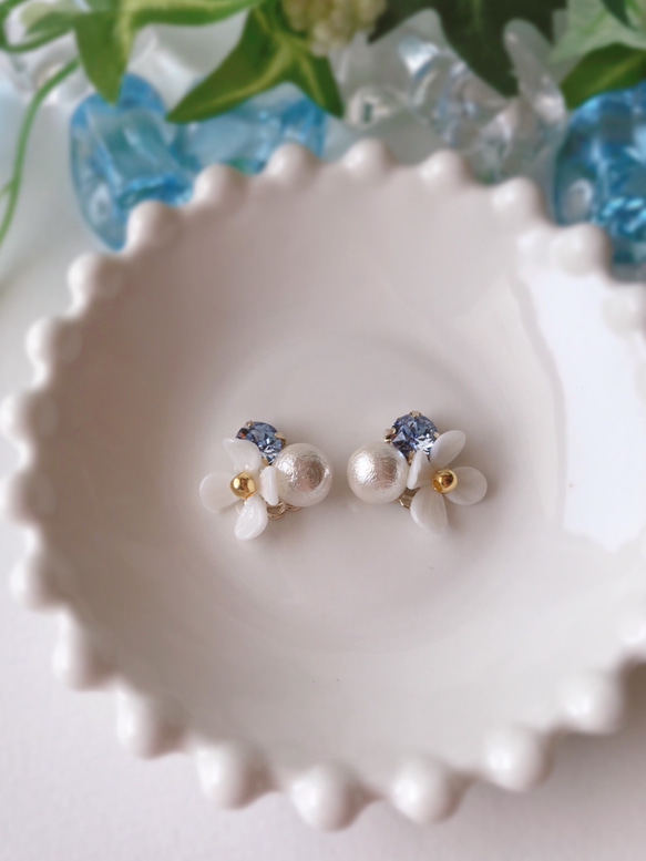 【送料無料】白い紫陽花 コットンパールとビジューのイヤリング（ピアス可） 3枚目の画像