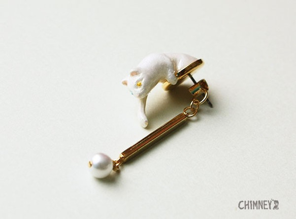 戯れネコのピアス/イヤリング [白猫さん] 1枚目の画像