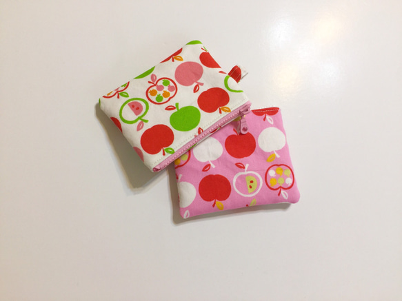 星夢 - 蘋果Apple(粉紅色/白色）扁拉鍊零錢包 、卡包 、收納包 第2張的照片
