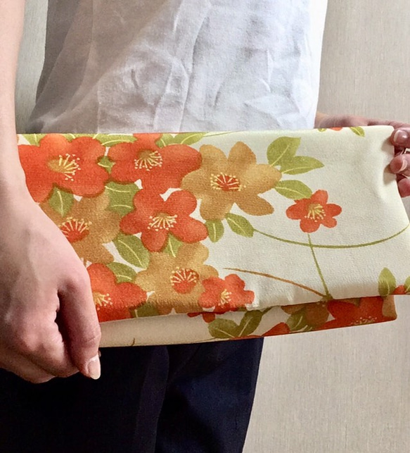 【kimono】着物リメイク 橙色花々 クラッチバッグ 3枚目の画像