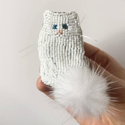 ビーズ刺繍ブローチ / 猫 (白ラグドール) 3枚目の画像