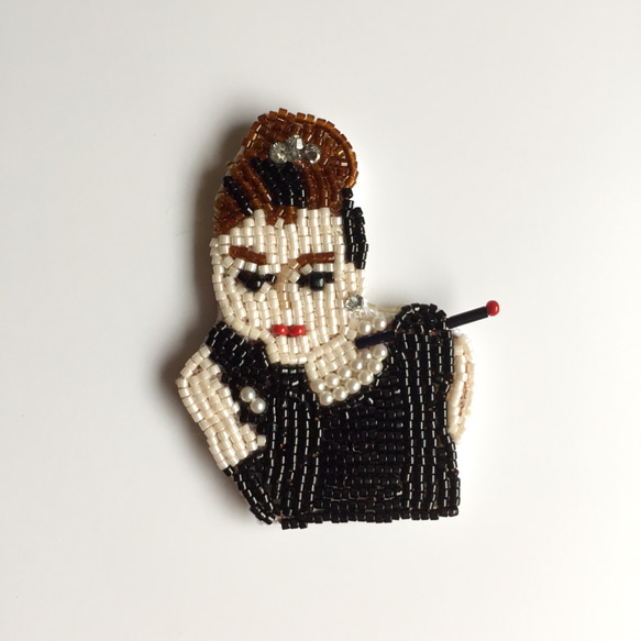 ビーズ刺繍ブローチ/オードリー・ヘップバーン ブローチ