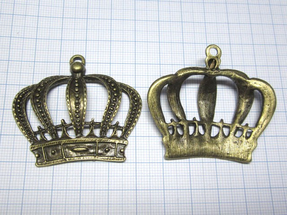 チャーム クラウン 王冠 かんむり 約43×49mm 真鍮古美 【5個】6001782 2枚目の画像