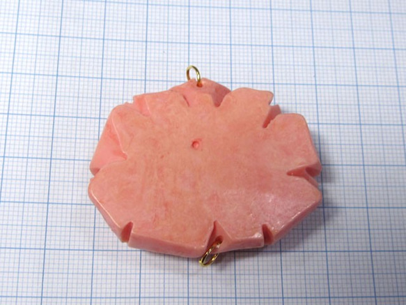 珊瑚（練り） フラワーパーツ トップ用 2つ穴 ピンク 約48×38mm 【1個】薔薇 ビーズ さんご 6001812 2枚目の画像