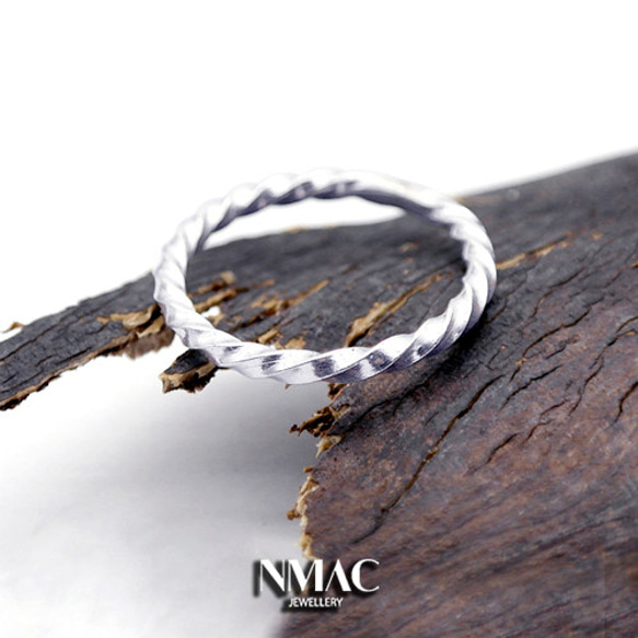 手工製作-NMACJEWELRY-極簡主義小巧多紋理的層疊戒指，纖細的尾戒-SOLID Sterling Silver 第2張的照片