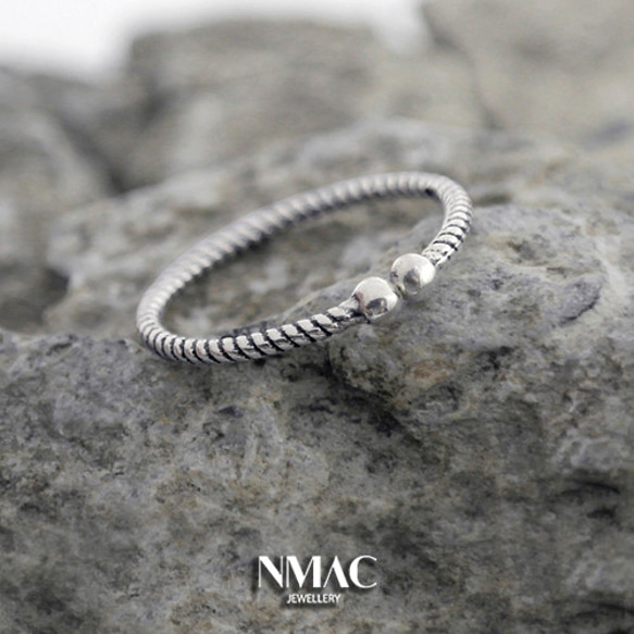 手工製作-NMACJEWELRY-極簡主義小巧多紋理的層疊戒指，纖細的尾戒-SOLID Sterling Silver 第7張的照片