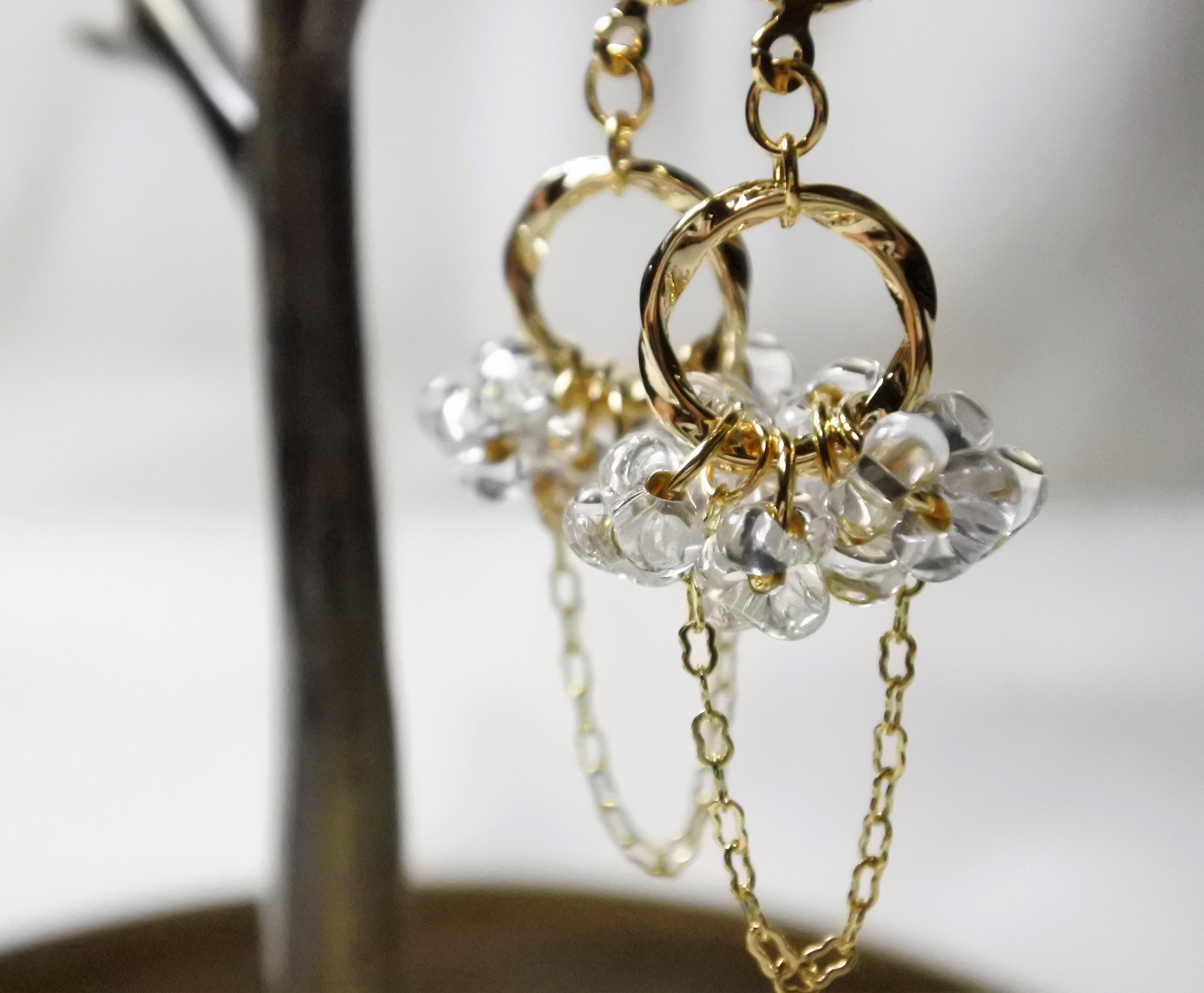 ゴールド×クリア‥揺れるチェーンのシンプルミニイヤリング ピアスに