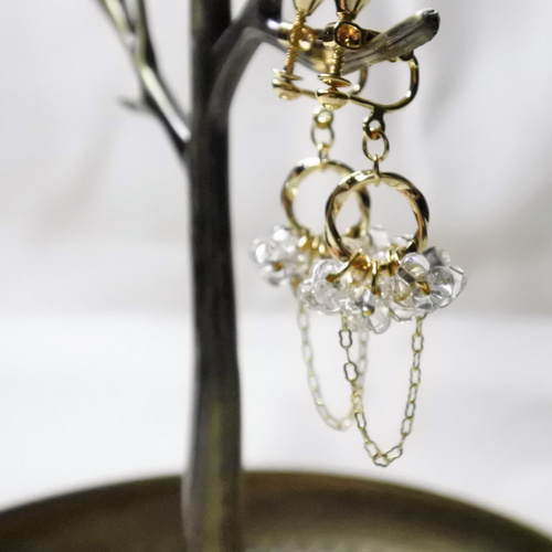 ゴールド×クリア‥揺れるチェーンのシンプルミニイヤリング ピアスに