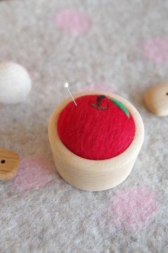 羊毛ピンクッション【針山】りんご　ブナ材 2枚目の画像