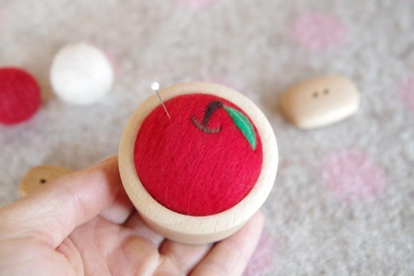 羊毛ピンクッション【針山】りんご　ブナ材 3枚目の画像