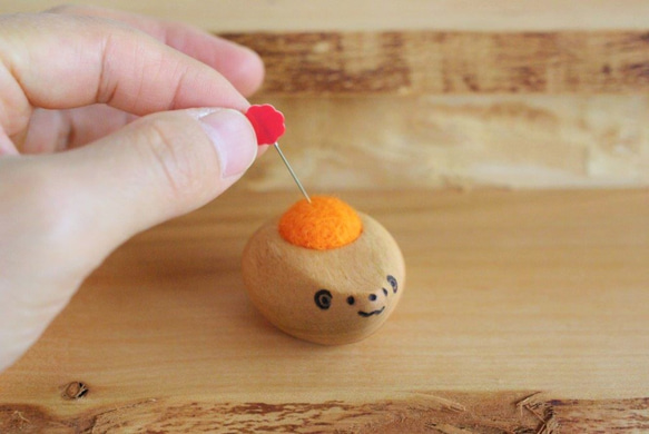 ハリネズミ赤ちゃんの羊毛ピンクッション【針山】オレンジ 1枚目の画像
