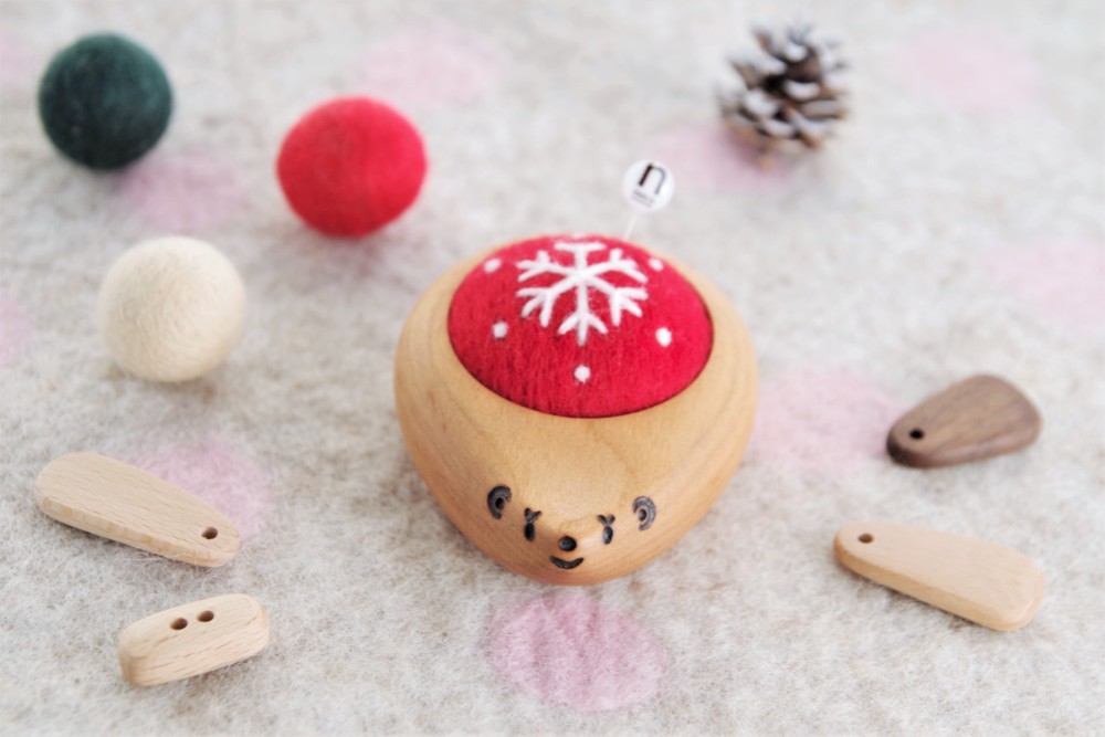 ハリネズミの羊毛ピンクッション【針山】snow crystal　Red 4,803円