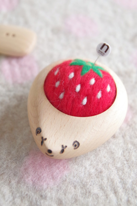 ハリネズミの羊毛ピンクッション【針山】いちご　strawberry　ブナ 8枚目の画像