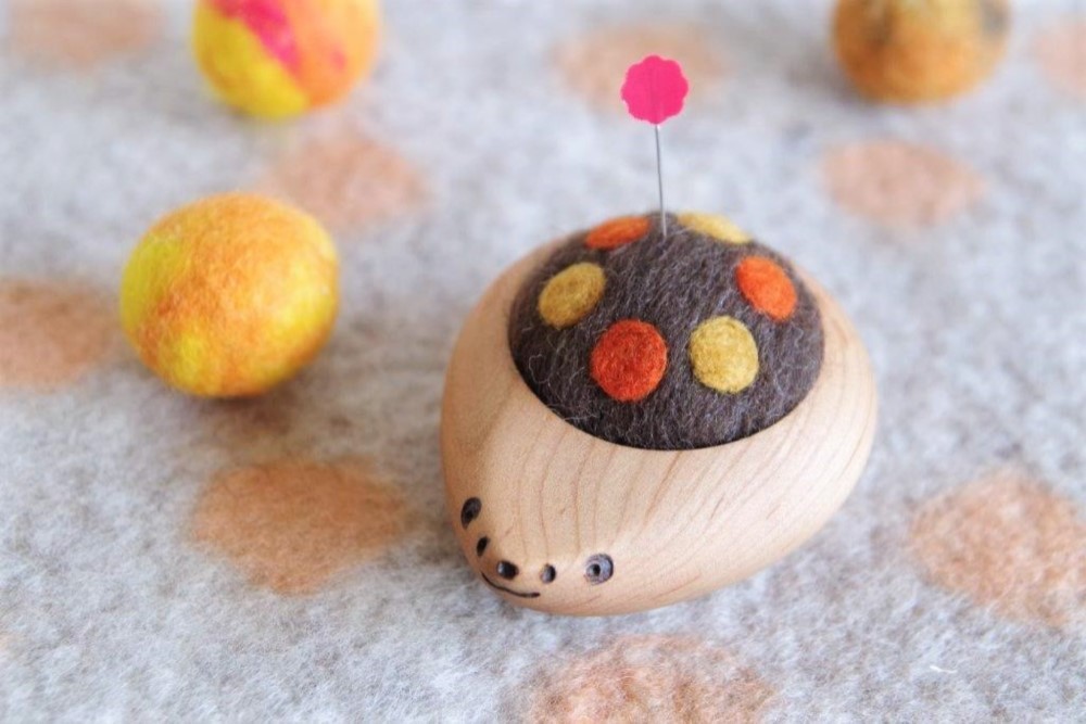 ハリネズミの羊毛ピンクッション【針山】水玉　黄・橙