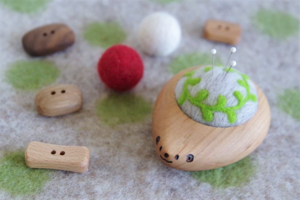 ハリネズミの羊毛ピンクッション【針山】Green Wreath　グリーンリース