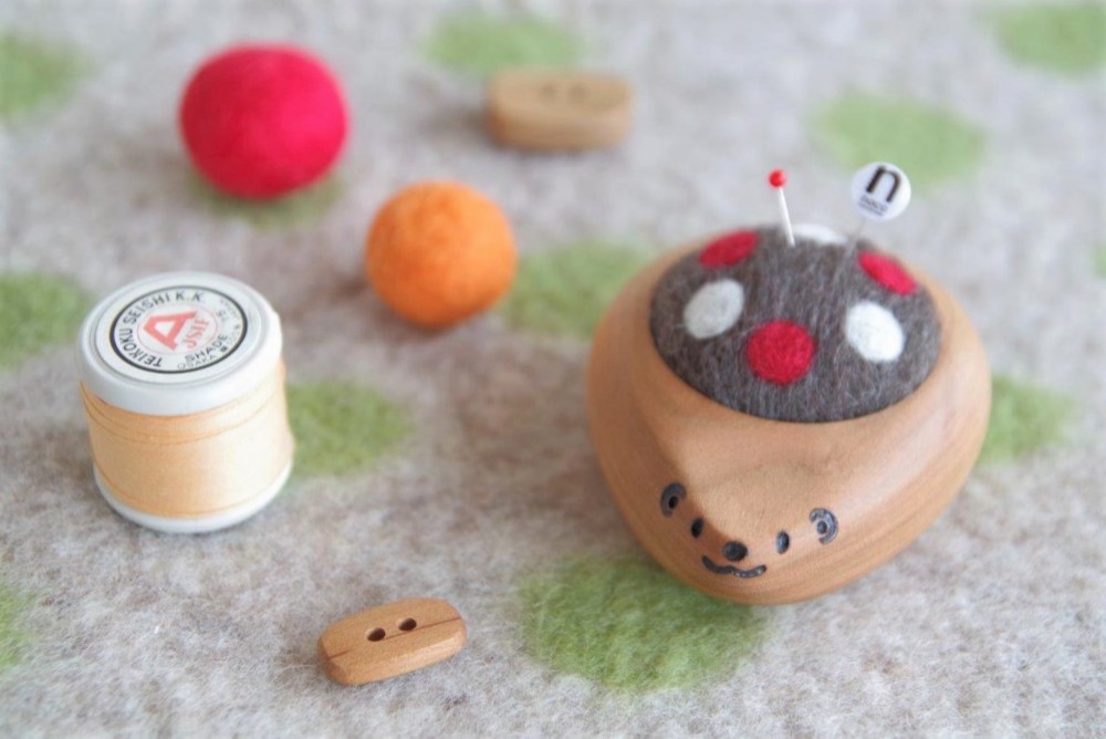 ハリネズミの羊毛ピンクッション【針山】水玉　赤色