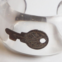 古鍵 レジンバングル vintage key acrylic widebangle - 4 4枚目の画像