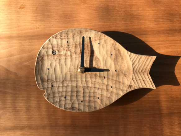 受注制作　魚の壁掛け時計 S 栗の木　light 2枚目の画像