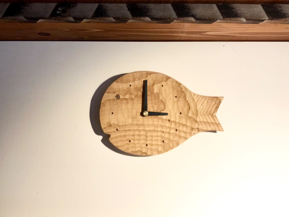 受注制作　魚の壁掛け時計 S 栗の木　light 6枚目の画像