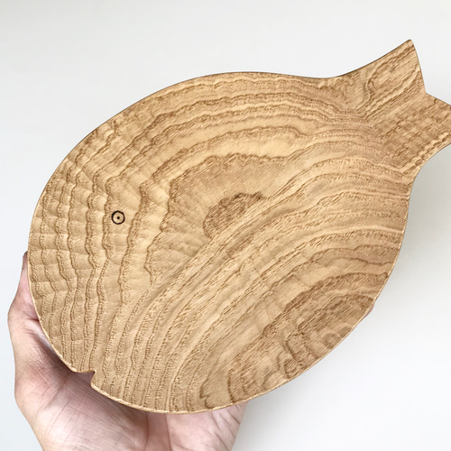 新品・未使用　1点物　樹齢35年の栗(クリ)の木で作ったデザイナーズの木皿 魚の器M クリの木 栗 中皿 WOOD STUDIO KUZE'S 通販 9719814