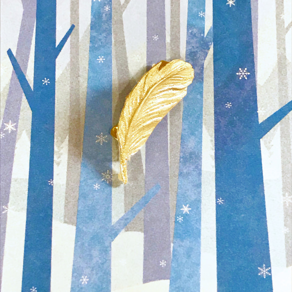 金色の羽根のブローチ 2枚目の画像