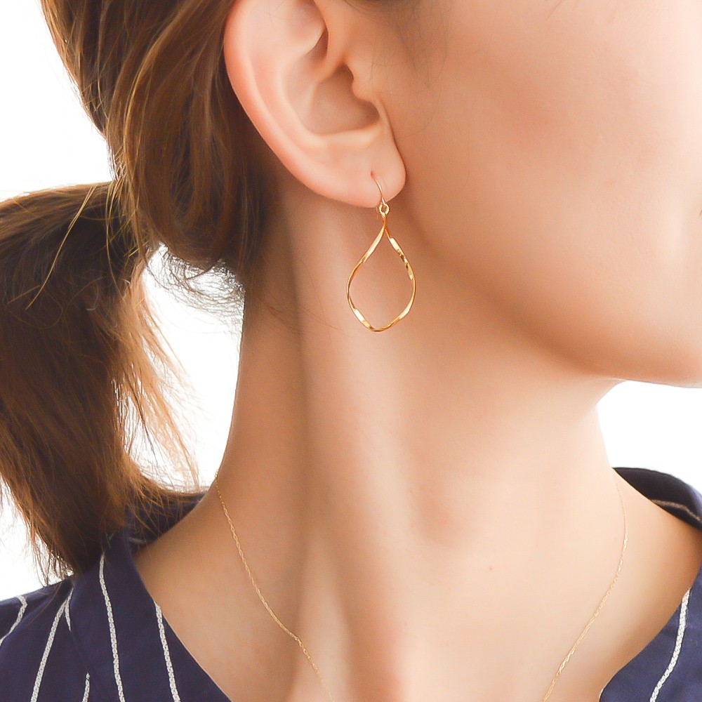 【送料無料】swaying leaves ピアス/イヤリング（silver・gold）