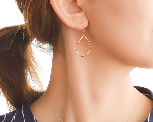 送料無料】swaying leaves ピアス/イヤリング（silver・gold